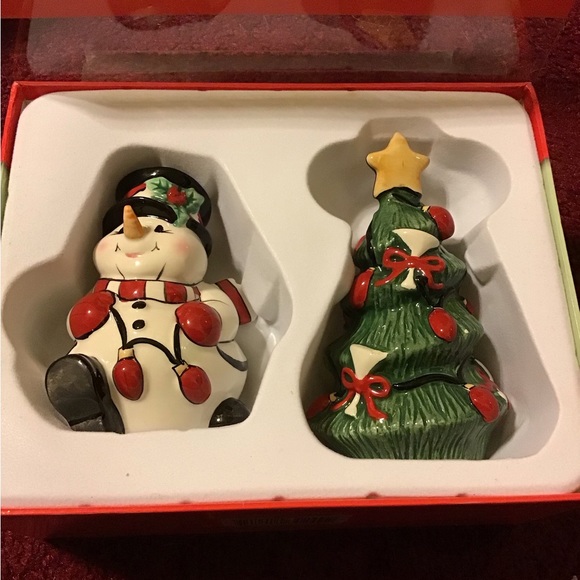 FITZ & FLOYD SNOWMAN & CHRISTMAS TREE SALT & PEPPER SHAKERS NIB - Picture 1 of 2